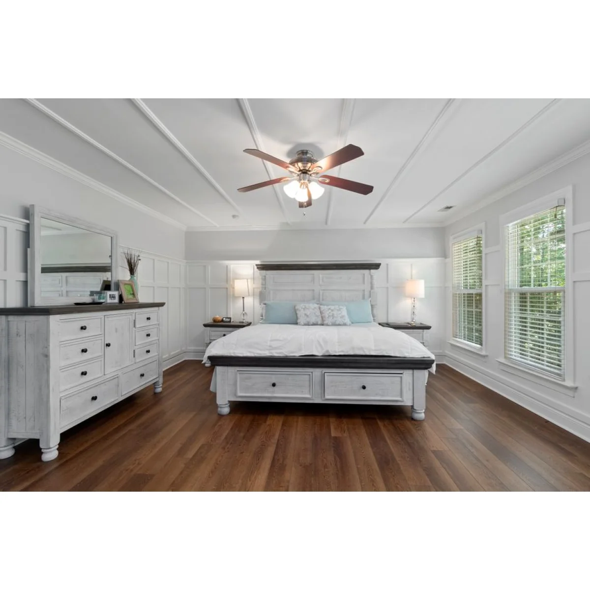 Rustic Oak 4-Drawer Dresser
